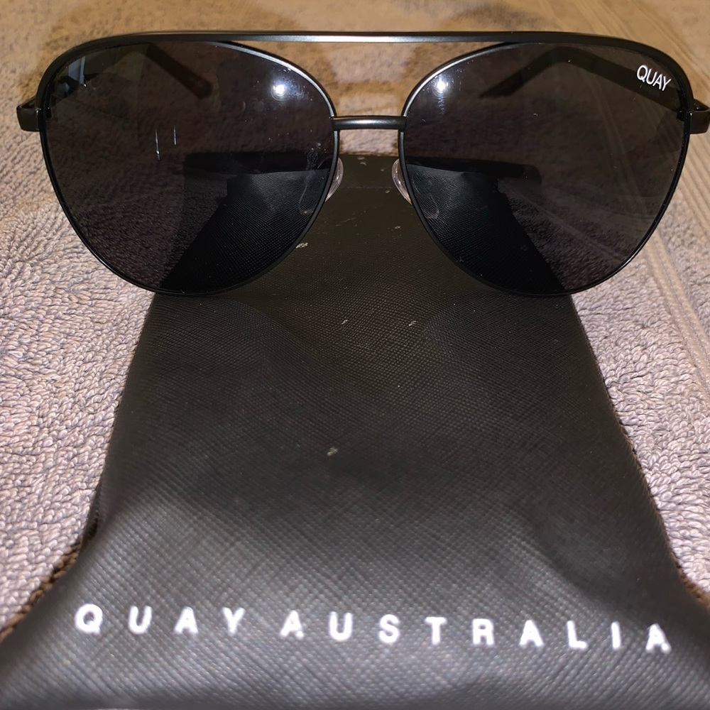 Quay Australia Vivienne Aviator Glasses W/ Case